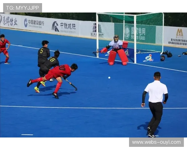 莫旗非遗传承人教授传统曲棍球器材制作，年轻学员展现浓厚兴趣